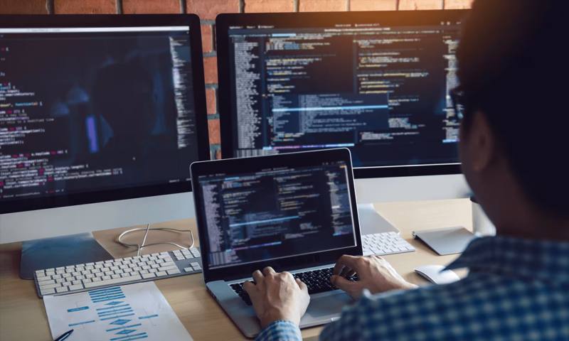 数据科学选型:R与Python如何赋能霍林郭勒市网站建设?